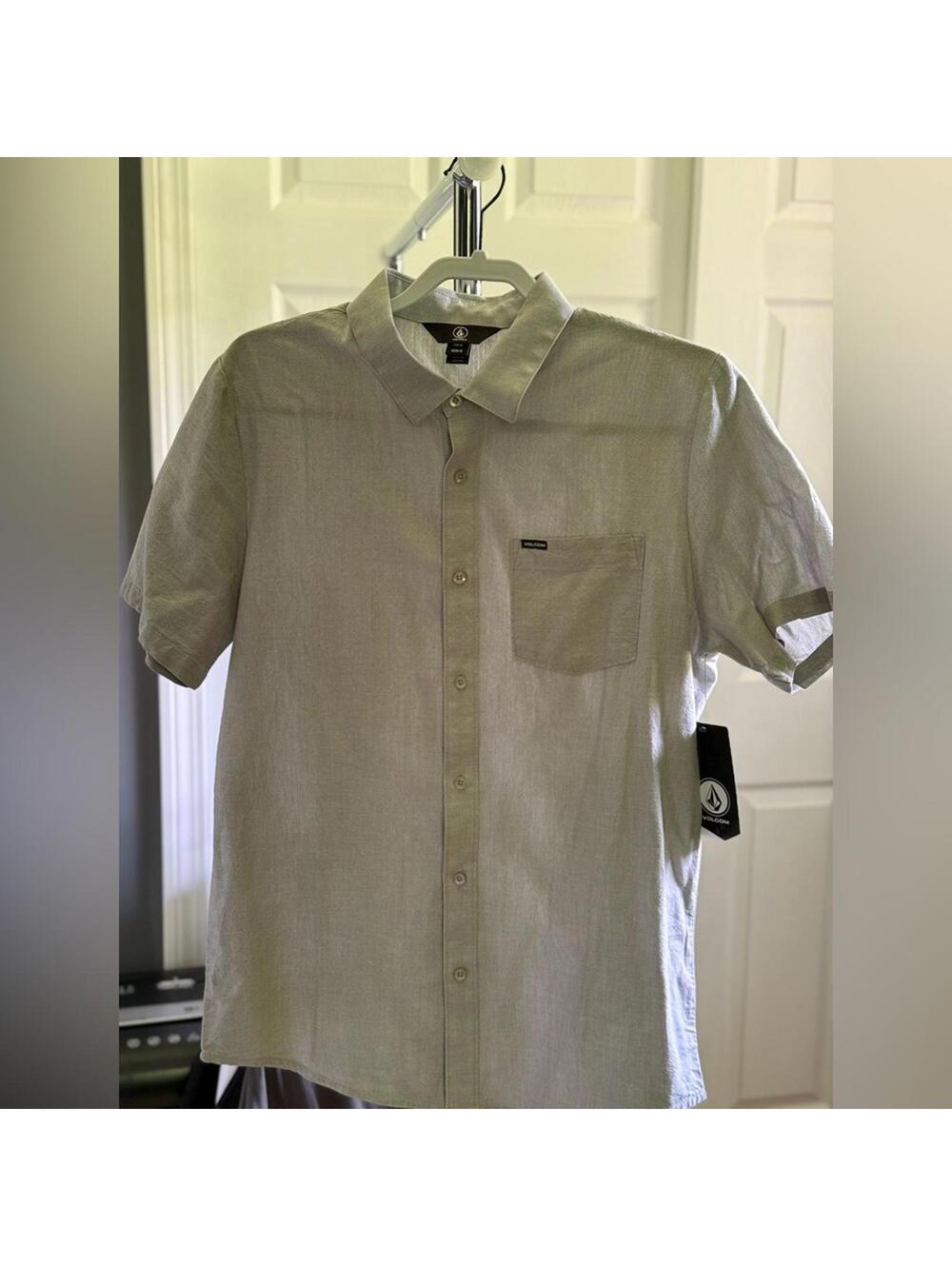 Men's Shirt | Button Down Short Sleeve | Volcom | NWT | Size Medium
